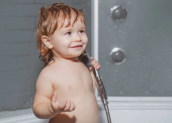 Leuk kind dat in bad speelt. Grappige vrolijke baby baadt in bad met water en schuim. Kinderhygiëne. — Stockfoto