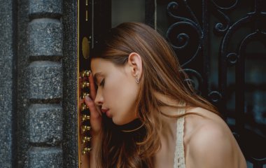 Kadın dahili iletişim düğmesi. Bayan elektronik kapı zili girişte. Genç elbiseli kız kapı klavyesine kod giriyor..