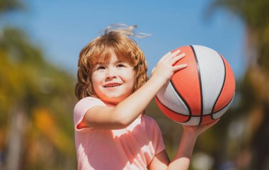 Basketbol oynayan bir çocuk. Basketbol topuyla poz veren bir çocuk.
