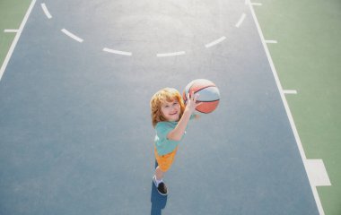 Çocuk çocuk basketbola hazırlanıyor..