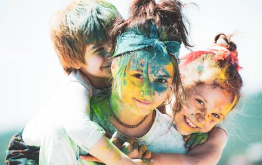 Resimli yüzlü çocuklar. Mutlu çocuklar birbirlerini kucaklıyor ve gülümsüyorlar..