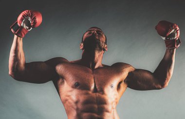 İnsan gücü. Güçlü jestleri olan yakışıklı adam..