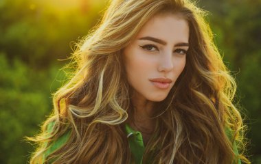 Bahar güzeli moda kadını dışarıda. Tedavi ve cilt bakımı. Doğal güzellik..