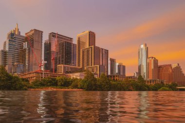 Austin, Teksas 'ın merkezindeki Skyline' da. Colorado Nehri 'nde Austin Sunset. Günbatımı şehri. Sudaki yansıma.