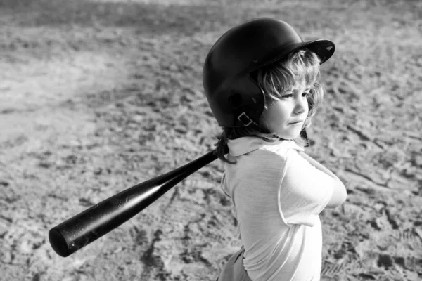 Giocatore di baseball bambino concentrato pronto a battere. Ragazzo con una mazza da baseball. — Foto Stock