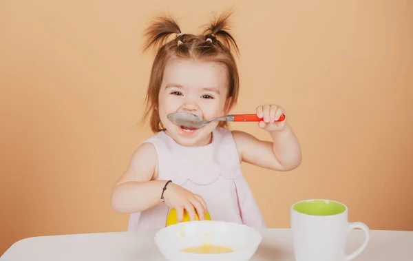Kind eet gezonde voeding, babyvoeding. Baby 's eten met lepel. Kleine baby die puree eet. — Stockfoto