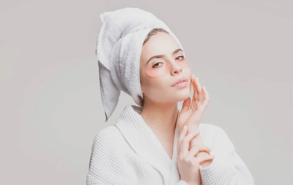 Retrato de mujer de belleza con parches en los ojos que muestran un efecto de la piel perfecta. Primer plano de chica caucásica quitar silicona bajo parches para los ojos, utilizando productos para el cuidado de la piel de las ojeras. —  Fotos de Stock