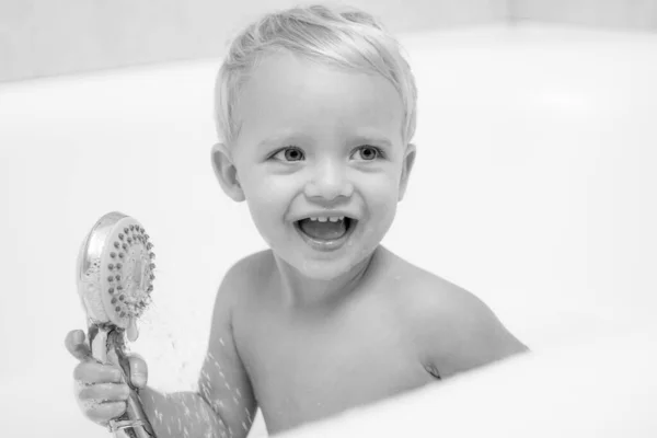 Bagnetto per bambini. Un bel bambino sorridente che si fa un bagno con delle saponette. Che bel bambino che si lava. Ragazzo in bagno. — Foto Stock