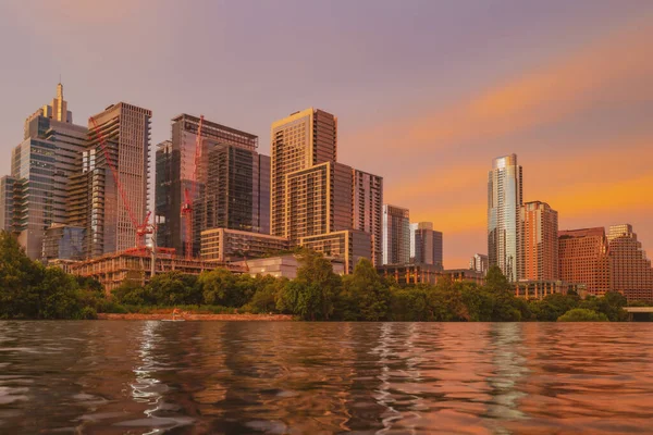 Austin, Teksas 'ın merkezindeki Skyline' da. Colorado Nehri 'nde Austin Sunset. Günbatımı şehri. Sudaki yansıma.