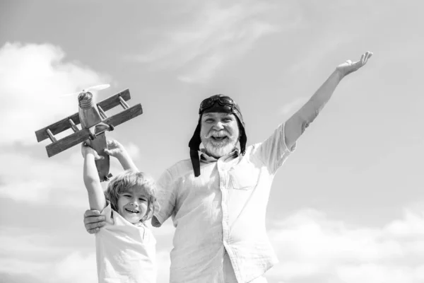 年轻的孙子和老爷爷与玩具果冻包在天空中.具有飞行梦想的儿童飞行员. — 图库照片