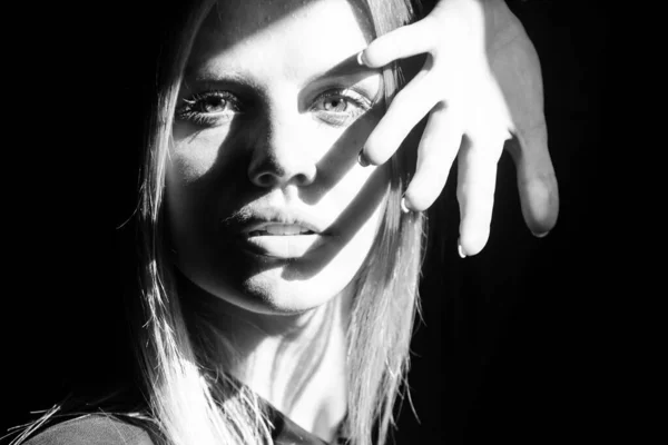 Sombra de mãos no rosto de meninas, encantador modelo feminino atraente. Jovem bonita closeup retrato em preto. Rosto sensual de modelo feminino elegante em estúdio. Senhora elegante. — Fotografia de Stock