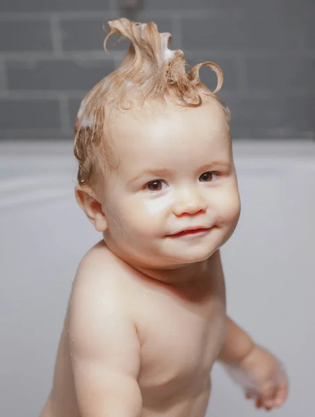 Lavagem de criança de bebê em um banheiro em espuma. Todler no chuveiro, bebê engraçado no chuveiro. — Fotografia de Stock