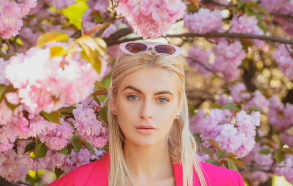 Partrait van sexy jonge vrouw. Lachend gezicht van lentemeisjes. Blossom vrouwelijk model. — Stockfoto