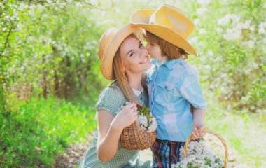 Açık hava aile eğlencesi. Anne ve çocuk bahar pikniğinde. Parktaki yazın kutlu olsun..