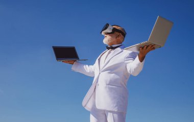 VR 'daki eski iş adamı. Sanal gerçeklik. Gelecekteki teknoloji konsepti. 3D gözlüklü ve dizüstü bilgisayarlı adam..