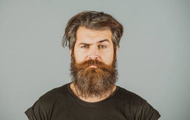 Sakallı adam. Berber dükkanı prosedürleri. Sakal bakımı. Erkekler için bir salon. Uzun sakal ve bıyık..