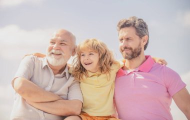 Büyükbaba ve oğul çocuk portresi. Babalar Günü. Üç erkek nesli.