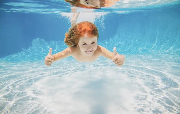 孩子们在游泳池里游泳，暑假在水里玩得很开心. — 图库照片