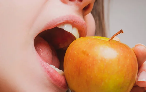 Muerde una manzana. Boca cerca. Mujer comiendo manzana, labios naturales. — Foto de Stock