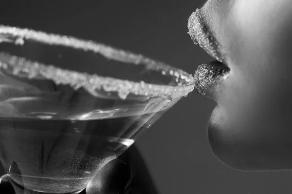 Een close-up van een vrouw die martini drinkt. Cocktailmeisje. Alcoholfeest. — Stockfoto