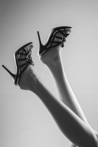 Sexy mulher pernas magras. Moda sapatos de moda. — Fotografia de Stock