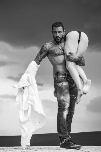 El hombre lleva a su mujer. Hombre guapo latino y mujer sexy. Erotica. Amor. Pareja. . —  Fotos de Stock