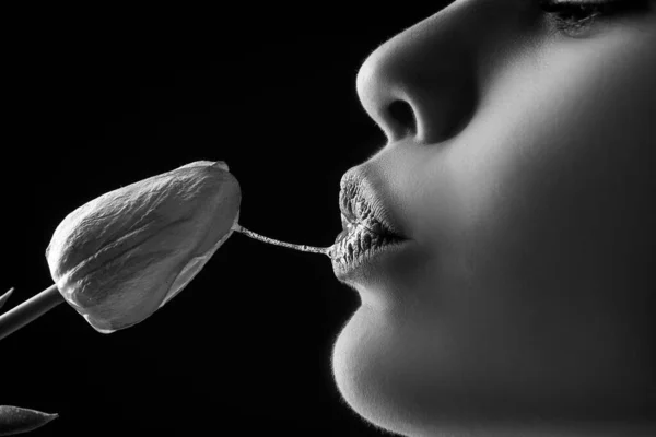 Sexy woman mouth and flowers. Oral sex, orgasm, blowjob, licking flower. Girl lips with tulips — ストック写真