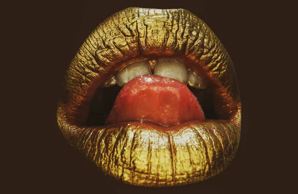Gouden lippen, gouden lipgloss op sexy lippen, metalen mond. Schoonheidsvrouw make-up close-up. Creatieve lippenstift. — Stockfoto