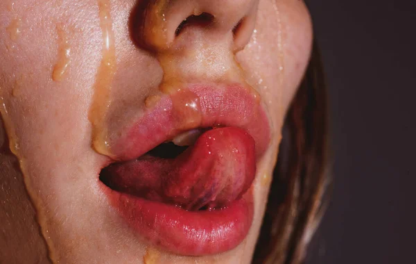 Lippen. Ein Teil der Frauen stellt sich aus nächster Nähe. Sexy pralle Lippe mit Make-up. Lippen, roter Lippenstift, Mund isoliert. Sexy Mädchen Mund aus nächster Nähe. Sinnliche Zunge im Mund einer jungen Frau. Kosmetik und Kosmetik. — Stockfoto