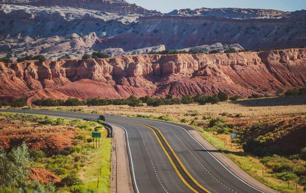 Silniční panorama v letní den. Prázdná malebná dálnice v Arizoně, USA. — Stock fotografie