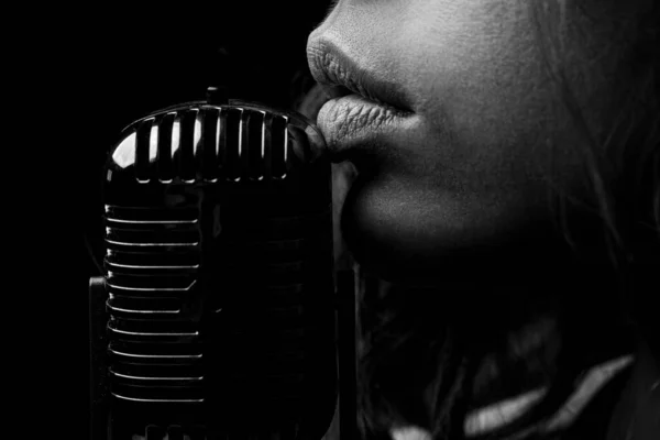Karaoke. Úzký ret s klasickým mikrofonem. Smyslná zpěvačka. Koncertní zpěv. — Stock fotografie