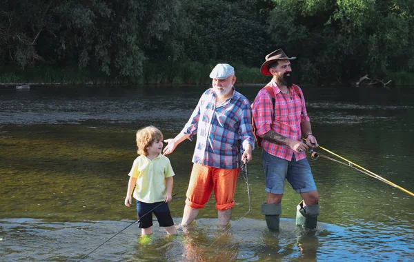 La pesca divenne un'attività ricreativa popolare. Weekend estivo. Pescatore a mosca con canna da pesca a mosca nel fiume. Generazioni uomini . — Foto Stock