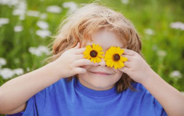 Bahar çocuğu. Gözlerinde papatya olan komik küçük çocuk..