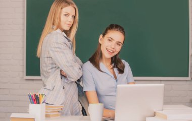 Okuldaki ya da üniversitedeki kız öğrenciler. Arkadaşlarla sınava hazırlanma ve öğrenme.