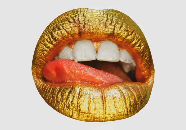 化粧品や化粧品。金の唇口紅と光沢。セクシーで官能的な唇。黄金の唇を閉じて。クリエイティブアート口紅. — ストック写真