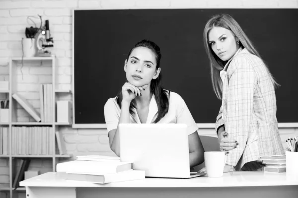 Studenti ragazze amiche in classe a scuola college o università su sfondo lavagna. Imparare e prepararsi per l'esame con gli amici. — Foto Stock