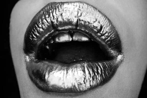 金唇。金漆从张开的嘴。金唇挂在女人嘴上，妆容华丽。金银财宝的感官和创意设计. — 图库照片