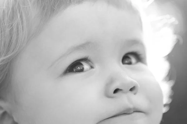 Retrato de um menino bonito. Fechar caucasiano crianças bebê cortou macroface. Closeup cabeça de garoto engraçado ao ar livre. — Fotografia de Stock