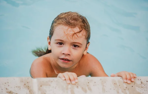 Menino nadar na piscina em férias de verão. — Fotografia de Stock