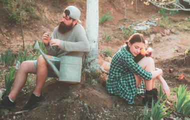 Çift, Spring Garden 'da sıkı çalıştıktan sonra rahatlıyor. Bahçıvanlık tarım ve insan konsepti. Bahçıvanlık. Çiftlik.