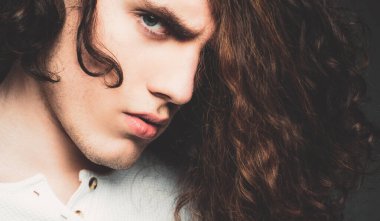 Genç, ciddi bir adam. Kapatın. Kendine güvenen ve vahşi bir tarzı olan bir adam. Şık bir genç adam. Sıradan ciddi bir adamın portresi..