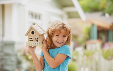 Ev çocukların elinde. Aile evi, ev koruma sigortası, çocuk evi, ev bakımı. Mutlu çocuk nakış işi konsepti. Diy projesi.