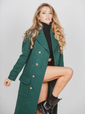 Tarz kadın ceketi. Vogue modeli stüdyoda poz veriyor. Moda kıyafetleri koleksiyonu.