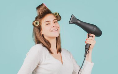 Saç kurutma makinesi olan genç bir kadın. Güzel bir kız, düz saçlı, saçlarını kurutan, profesyonel saç kurutma makinesi olan..