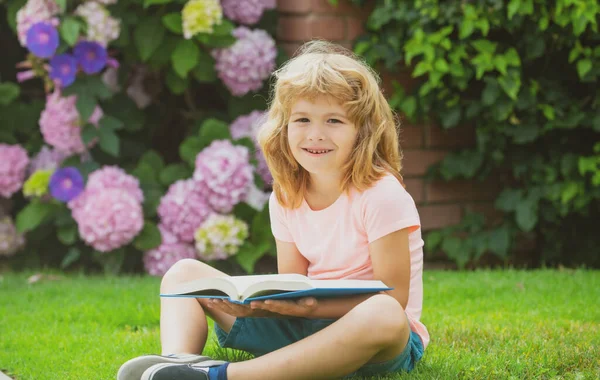 Outdoor portret van een schattig jongetje dat een boek leest. Terug naar school. Onderwijs voor kinderen. Begin van de schoollessen. — Stockfoto
