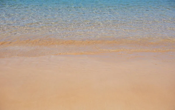 Ruhiger Meeresstrand Hintergrund. Sommer tropischer Strand mit Sand. Meerwasser. Natürliche Meereslandschaft. — Stockfoto