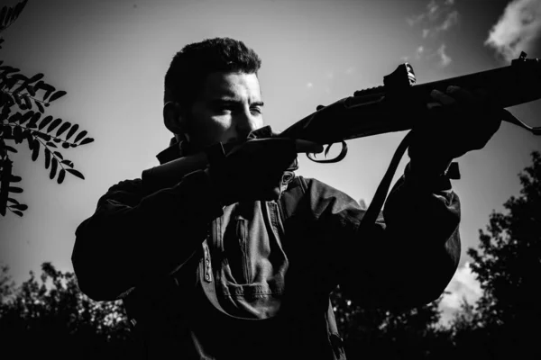 Hunting gun. Hunter aiming rifle in forest. Hunter with shotgun gun on hunt. Close up snipers carbine at the outdoor hunting. — Stock Photo, Image