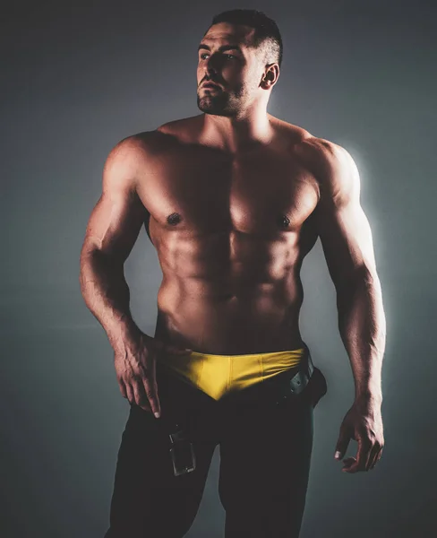 ストリッピング中に胸を示す筋肉の男。セクシーな男の裸の胴。筋肉質の男. — ストック写真