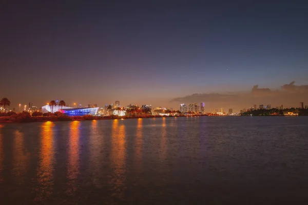 Miami stad skyline uitzicht vanaf Biscayne Bay. — Stockfoto