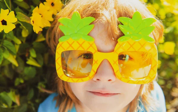 Criança adorável no verão com óculos de sol de abacaxi. Criança no dia ensolarado ao ar livre com óculos de sol. — Fotografia de Stock